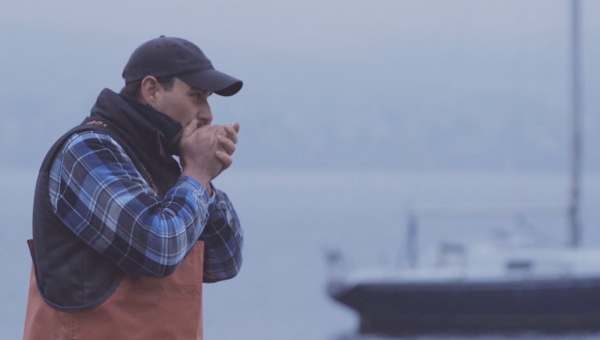 Berufsfischer Adrian Gerny steht am Ufer des Zürichsee