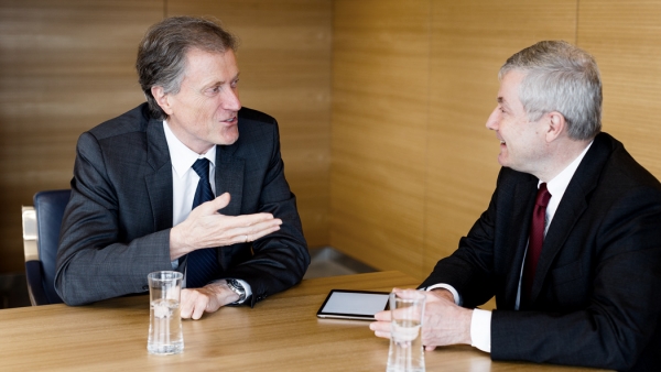 Herbert Bolliger (links) und Andreas Broggini im Gespräch