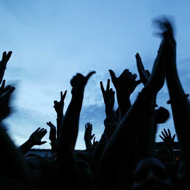 Des mains qui applaudissent lors d’un concert en plein air