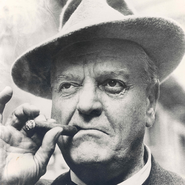 Gottlieb Duttweiler mit einer Zigarre im Mund