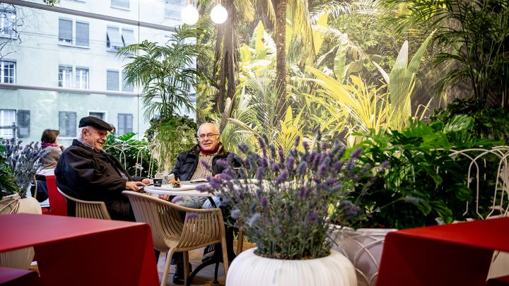 Zwei ältere Herren unterhalten sich im Migros-Restaurant am Limmatplatz